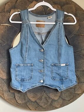 *SOLD* Levi’s Signature Women’s Denim Vest